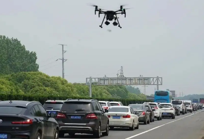 深圳利用無人機(jī)協(xié)助執(zhí)法嚴(yán)查貨車超載(圖1)