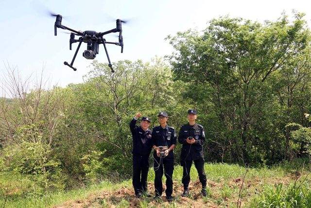 啟東警方巧用無人機(jī)精準(zhǔn)打擊農(nóng)戶種植毒品行為(圖1)